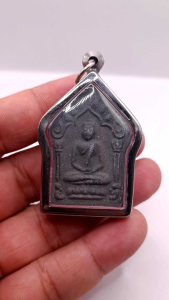 K218 พระขุนแผน หลวงปู่ทิม อิสริโก หลังตะกรุด สาริกา วัดละหารไร่ จ.ระยอง กรอบพระ สแตนเลสแท้ สีเงิน ขนาด 3.5X4.0 ซม. ปลุกเสกแล้ว