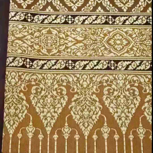 ผ้าปูไหมเทียม ลายเจ้านาง สีน้ำตาลเหลือง ผ้าไหมสังเคราะห์ ผ้าไหมทอเครื่อง ผ้าไหว้ ผ้าของชำร่วย ผ้าตัดผ้าถุง ผ้าซิ่น ขนาด 2 หลา 100*180 cm
