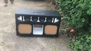 ชุดลำโพงบลูทูธรุ่นแบนพาส ราคา19000บาท ชุด12นิ้วแรงๆ เสียงแหลม 4 ดอก เสียงกลาง 6.5 นิ้ว 4ดอก ดอกซับเบส 8นิ้ว2ดอก ใช้ไฟบ้านและไฟรถยน เล่น บลูทูธ ได้ เล่นกับคอมพิวเตอร์ ได้ ใช้สายสัญญาณโทรศัพท์ ได้ ต่อเข้าทีวีได้