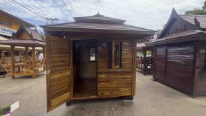 บ้านไม้สักพร้อมอยู่ ซูมไม้ แต่งสวน แต่งบ้าน ชูดไฟพัดลม ติดฝ้าเรียบร้อย ขนาด 2.2 × 2.2 เมตร