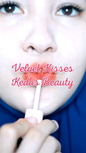 Paket Ombre Hazel & Winie Kisses: Produk Perawatan Wajah Kedas Beauty\\n\\n Apa itu Paket Ombre Hazel & Winie Kisses?\\nPaket Ombre Hazel & Winie Kisses adalah produk perawatan wajah yang dikembangkan oleh Kedas Beauty, sebuah merek produk kecantikan alami yang berfokus pada kualitas dan efektivitas. Dengan bahan-bahan alami yang dipilih dengan cermat, paket ini dirancang untuk memberikan manfaat maksimal bagi kulit wajah Anda.\\n\\n Manfaat Produk Kecantikan Alami\\nProduk kecantikan alami seperti Paket Ombre Hazel & Winie Kisses menawarkan banyak manfaat bagi kulit wajah Anda. Bahan-bahan alami yang digunakan dalam produk ini bekerja sama untuk memberikan hasil yang luar biasa, seperti meningkatkan elastisitas kulit, melembabkan, dan mencerahkan wajah Anda.\\n\\n Komposisi Produk Perawatan Kulit Wajah\\nKomposisi Paket Ombre Hazel & Winie Kisses mencakup bahan-bahan alami yang telah terbukti efektif dalam merawat kulit wajah. Beberapa bahan utama yang digunakan dalam paket ini termasuk ekstrak hazel, ekstrak winie kisses, dan minyak alami lainnya.\\n\\n Cara Menggunakan Paket Ombre Hazel & Winie Kisses\\nBerikut adalah langkah-langkah penggunaan Paket Ombre Hazel & Winie Kisses:\\n\\n Langkah-langkah Penggunaan Paket Ombre Hazel & Winie Kisses\\n1. Bersihkan wajah Anda dengan pembersih wajah yang sesuai dengan jenis kulit Anda.\\n2. Aplikasikan toner dari paket ini pada wajah Anda untuk membantu menghidrasi dan melembabkan kulit.\\n3. Gunakan serum dari paket ini untuk memberikan nutrisi dan merawat kulit wajah Anda.\\n4. Terakhir, aplikasikan pelembab dari paket ini untuk membantu menjaga kelembaban kulit wajah Anda.\\n\\n Tips Menggunakan Produk Kecantikan untuk Kulit Wajah\\nBerikut adalah beberapa tips yang dapat membantu Anda mendapatkan hasil terbaik dari produk perawatan kulit wajah:\\n\\n- Gunakan produk sesuai dengan jenis kulit Anda.\\n- Jangan lupa untuk membersihkan wajah sebelum menggunakan produk perawatan kulit wajah.\\n- Gunakan produk secara rutin untuk mendapatkan hasil terbaik.\\n- Jika Anda memiliki masalah kulit yang serius, konsultasikan dengan dokter kulit.\\n\\n Keuntungan Menggunakan Paket Ombre Hazel & Winie Kisses\\nBerikut adalah beberapa keuntungan menggunakan Paket Ombre Hazel & Winie Kisses:\\n\\n Efek Jangka Panjang dari Produk Perawatan Wajah\\nDengan menggunakan Paket Ombre Hazel & Winie Kisses secara rutin, Anda dapat melihat efek jangka panjang pada kulit wajah Anda. Beberapa manfaat jangka panjang yang dapat Anda harapkan termasuk peningkatan elastisitas kulit, peningkatan kelembaban, dan peningkatan kesehatan kulit secara keseluruhan.\\n\\n Keunggulan Paket Ombre Hazel & Winie Kisses dibandingkan Produk Lainnya\\nPaket Ombre Hazel & Winie Kisses memiliki beberapa keunggulan dibandingkan produk perawatan wajah lainnya di pasaran. Beberapa keunggulan utama termasuk:\\n\\n- Komposisi bahan alami yang efektif dalam merawat kulit wajah.\\n- Kemasan yang praktis dan mudah digunakan.\\n- Harga yang terjangkau dibandingkan dengan produk perawatan wajah lainnya di pasaran.\\n\\nPaket Ombre Hazel & Winie Kisses adalah pilihan yang tepat bagi Anda yang ingin merawat kulit wajah Anda dengan produk kecantikan alami yang efektif dan terjangkau. Dengan menggunakan paket ini secara rutin, Anda dapat melihat perubahan positif pada kulit wajah Anda dalam waktu singkat.\n}