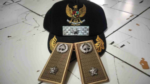 ENK ATRIBUT TOPI DAN PANGKAT KADES PAKE NAMA DI TOPI