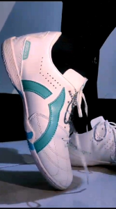 SEPATU FUTSAL ORTUS JOGOSALA REVOLT TERBARU FREE TAS\\n\\n Apa Itu Sepatu Futsal Berkualitas Tinggi?\\n\\nSepatu futsal berkualitas tinggi merupakan sepatu yang dirancang khusus untuk olahraga futsal. Sepatu ini dirancang untuk memberikan kenyamanan, keamanan, dan performa terbaik bagi para pemain futsal. Salah satu contoh sepatu futsal berkualitas tinggi adalah Sepatu Futsal Ortus Jogosala Revolt.\\n\\n Mengapa Memilih Sepatu Futsal untuk Olahraga?\\n\\nPilihan sepatu futsal sangat penting untuk olahraga ini karena mempengaruhi kenyamanan dan performa pemain. Sepatu futsal dirancang khusus untuk lapangan indoor yang lebih kecil dan permukaan yang berbeda dari lapangan sepak bola outdoor. Ini berarti sepatu futsal harus mampu memberikan traksi dan kontrol yang baik pada permukaan lapangan indoor.\\n\\n Desain Terbaru Sepatu Futsal\\n\\nSepatu Futsal Ortus Jogosala Revolt memiliki desain terbaru yang menarik dan modern. Desainnya mencakup elemen-elemen seperti sol karet yang kuat, bahan kulit sintetis berkualitas tinggi, dan desain upper yang memberikan dukungan dan kestabilan. Selain itu, sepatu ini juga dilengkapi dengan fitur-fitur lain yang meningkatkan kenyamanan dan performa pemain.\\n\\n Manfaat Sepatu Futsal Ortus Jogosala Revolt\\n\\n Kenyamanan & Keamanan\\n\\nSepatu Futsal Ortus Jogosala Revolt dirancang untuk memberikan kenyamanan dan keamanan terbaik bagi pemain. Sol karet yang kuat memberikan traksi yang baik pada permukaan lapangan indoor, sementara bahan kulit sintetis berkualitas tinggi memberikan dukungan dan kestabilan pada kaki pemain. Desain upper yang ergonomis juga memberikan dukungan dan kestabilan pada kaki pemain.\\n\\n Performa Olahraga\\n\\nSepatu Futsal Ortus Jogosala Revolt dirancang untuk memberikan performa olahraga terbaik bagi pemain. Desain upper yang ergonomis dan bahan kulit sintetis berkualitas tinggi memberikan dukungan dan kestabilan pada kaki pemain, sementara sol karet yang kuat memberikan traksi yang baik pada permukaan lapangan indoor. Selain itu, sepatu ini juga dilengkapi dengan fitur-fitur lain yang meningkatkan performa olahraga pemain.\\n\\n Sepatu Futsal dengan Tas Gratis\\n\\n Bonus Tas Sepatu Futsal\\n\\nSepatu Futsal Ortus Jogosala Revolt hadir dengan bonus tas gratis. Tas ini dirancang khusus untuk melindungi sepatu futsal Anda saat dibawa ke tempat latihan atau pertandingan. Tas ini juga dapat digunakan untuk membawa barang-barang lain seperti bola futsal, peralatan pelindung, dan sebagainya.\\n\\n Keuntungan Tambahan\\n\\nSelain bonus tas gratis, Sepatu Futsal Ortus Jogosala Revolt juga memiliki keuntungan tambahan lainnya. Salah satu keuntungan tambahan adalah garansi resmi yang diberikan oleh produsen. Garansi ini memberikan jaminan bahwa sepatu futsal Anda akan berfungsi dengan baik selama periode tertentu. Selain itu, Sepatu Futsal Ortus Jogosala Revolt juga mudah dibersihkan dan tidak mudah rusak, sehingga dapat digunakan dalam jangka waktu yang panjang.\n}