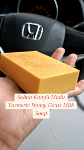 Sabun Mandi Kunyit Madu Susu Kambing Natural Turmeric Honey Milm Soap Antiaging Organic Anti Peluh Kulit Bersih tanpa Kulit Kering