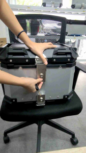 อะไหล่กล่องท้าย และกล่องข้าง มอเตอร์ไซค์ กุญแจกล่องท้าย เบ้ากุญแจกล่องท้าย ตะขอยึดปี๊บข้าง ตะขอยึดถาดกล่องท้าย โดย Xmsr