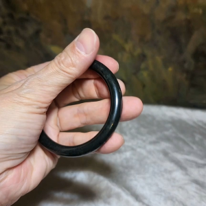 56.3mm Nephrite deep green narrow band "Beautys" bangle (with certificate) [Natural Crystal] 56.3毫米和田玉塔青细条手镯美人镯 (带证书)
