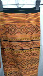 ผ้าถุงไทย เนื้อผ้าฝ้าย เป็นแบบผ้าถุงป้ายและมีเชือกผูกปรับไซ้สได้ เป็นผ้าฝ้ายพิมพ์ลายไทย หน้ากว้าง 47 นิ้ว ยาว 40 นิ้ว (ยาวถึงข้อเท้า)