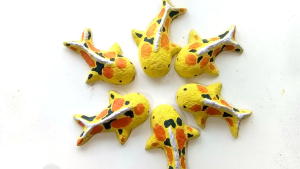 Prakarya kerajinan patung ikan koi dari Bubur kertas