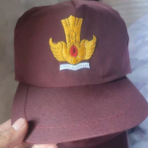 Topi Sekolah Maroon Merah Ati Logo Bordir Tutwri Belakang Karet: Pengenalan