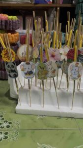 ชุด ธูปเทียนลอยกระทง ดอกไม้-สัตว์ กระดาษ ใน 1 ชุด มีธูปเทียน อยู่ใน 1 ชุด