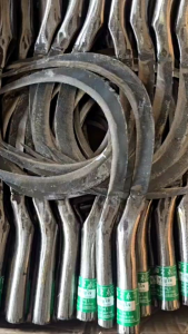 เคียวเกี่ยวข้าว ตรา ชุม มี 2 ขนาด ทำจากเหล็กกล้า ใบมีดคม ใช้เกี่ยวข้าว เกี่ยวหญ้า ต่อเติมด้ามได้