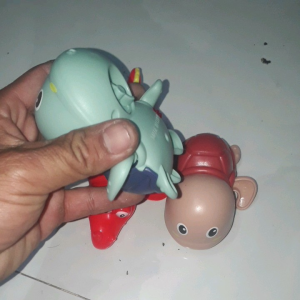 Một chú rùa hoặc cá sấu bơi lội lên dây cót cho bé trong hồ tắm bằng nhựa kích thước 10×8×6cm