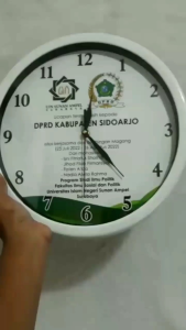 Ukuran diameter 30cm Jam dinding kaca foto logo instansi sekolah partai kantor gift hadiah kado souvenir custom ultah ulang tahun pernikahan wedding wisuda graduation event doorprize unik lucu a