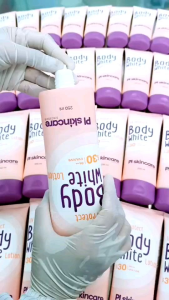 ยูวีโลชั่น [แพ็เกจใหม่ล่าสุด] : โลชั่นกันแดด กันแดดผิวกาย โลชั่นผิวขาว เกลี่ยง่าย กลิ่มหอม ขนาด 300ml สำหรับผิวหน้าที่ต้องการกลิ่มหอม และกลิ่มผิว