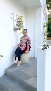 Blouse Batik Kantoran Wanita: Desain Atasan Nyaman dan Formal