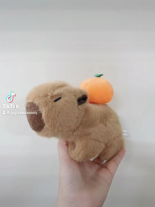 Vòng tay thời trang chú chuột lang Capybara đeo quả cam trên lưng