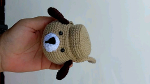 เคสยาดม ถักด้วยไหมพรม 2ชั้นยัดใย จับนุ่มมือ เป็นรูปหัวสัตว์ อาทิ น้องหมา หมี แกะ และกระต่าย เป็นต้น สำหรับใส่ยาดมแบบกระปุก ขนาด 4×5.5 cm. มีสายคล้องแขน หรือ ห้อยตกแต่งกระเป๋าได้