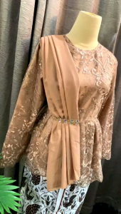 Kebaya Wisuda & Pager Ayu: Pilihan Formal Wanita
