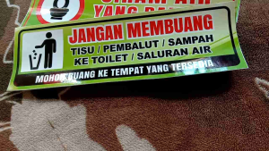 Stiker tulisan dilarang atau petunjuk di toilet atau wc kloset