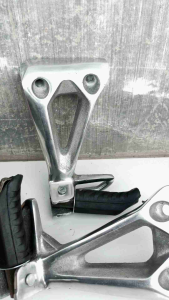 FOOTSTEP FUSTEP BOSTEP DUDUKAN PIJAKAN KAKI BELAKANG HONDA REVO ABSOLUT 110 TEBAL SET KARET DAN ADAPTOR BULAT PLUS BAUT