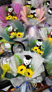 Bó hoa hướng dương sáp thơm gấu cử nhân tặng tốt nghiệp xinh xắn kèm túi đựng hoa theo lựa chọn