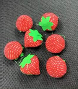 Quả dâu ghim kim nhỏ gọn.