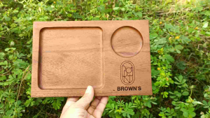 ถาดหลุมไม้  ถาดไม้สี่เหลี่ยม ถาดไม้จามจุรีและไม้ยางพารา ถาดเค้ก ถาดวางแก้วกาแฟ  ถาดวางขนม สลักโลโก้/เลเซอร์ตามสั่งได้ค่ะ