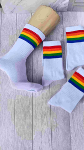 Kaos Kaki Olschool Pelangi Sebetis: Kelebihan & Desain