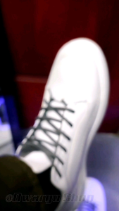 Sneakers kasual pria sepatu terlaris