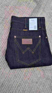 กางเกงยีนส์ผู้ชายยีนส์เข้มทรงกระบอกทรงคลาสสิกที่ใส่ได้ตลอดกาล  ผ้าด้านสวย 14 Oz  สไตล์แฟชั่น WRANGLER Straight Fit / Dark Indigo พร้อมส่ง