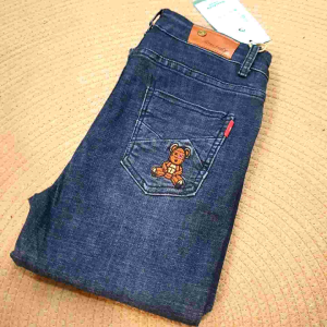 1619 กางเกงยีนส์ผ้าฮ่องกงสีสโนท์ปักการ์ตูนขาเดฟเข้ารุปไม่อึดอัดสีไม่ตก