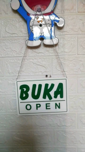 AKRILIK BUKA TUTUP OPEN CLOSED DUA SISI STIKER ACRYILIC PUTIH SOLID BONUS RANTAI DAN KOP KACA