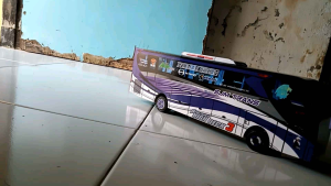 Mainan miniatur bus telolet basuri