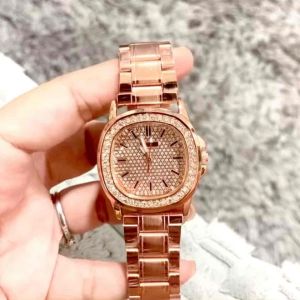 นาฬิกาข้อมือผู้หญิง Geneva ปาเต๊ะสเเตนเลสมีหลายเเบบให้เลือกสายขนาดเล็กใส่สบายมาก สายสเเตนเลสหนาอย่างดีใส่ได้ทุกวัย ทางร้านตั้งเวลาให้พร้อมใช้งานทุกเรือนจ่า