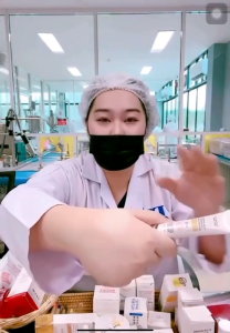 SPF50PA+++ กันแดดผู้ดี เนื้อครีมกึ่งBB กันแดดรองพื้น ให้ความชุ่มชื้นระหว่างวัน เหมาะสมกับฝ้ากระ จุดด่างดำ