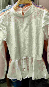 เสื้อลูกไม้สีชมพู โอรส มีน รวมๆสีรวมแบบ มาในรอบนี้ ทุกแบบมีชับใน บางแบแต่งเชีงลูกไม้ บางแบบแต่งกระดุมใส่ชิบ เอวเป็นทรงเอวจั้มดื่งย่าง ติดกระดุมคอนื่งเม็ดใส่สวมหัวได้เลยค่ะ ใส่ออกงานคู่กับผ้าถุง โจง กระโปรงสั้นยาวได้เลยเลยคะ