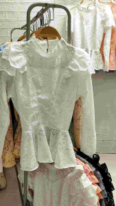 เสื้อลูกไม้ แบบพลอย คอจีนใส่ชับในเตั้มตัว แขนยาวมีระบายเชิงแขน2ชั้น ขายหน้าย้วย ชายหลังดึงสมอคเข้ารูป เอวฟรีไซร์ ใส่แมท กับผ้าถุง. กระโปรงได้ทุกแบบสั้น ยาว วิธีใส่ สวมใส่ได้เลย มีกระดุมคอหลัง 1 เม็ด