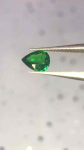 สิ่งมหัศจรรย์สีเขียวสดใส 🌿 Tsavorite ธรรมชาติ 0.50 กะรัต 6.6x5x2.1 มม. A vibrant green wonder 🌿 Natural Tsavorite 0.50cts 6.6x5x2.1mm