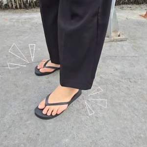 A24 รองเท้าแตะหูหนีบส้นแบนพร้อมลายเรียบสีดำ/ขาว พื้นนิ่ม แฟชั่นเกาหลี