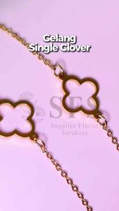 [GELANG TANGAN] SINGLE CLOVER GOLD EMAS AKSESORIS WANITA PEREMPUAN HADIAH PACAR ANNIVERSARY GIFT ANTI KARAT ANTI LUNTUR ANTI ALERGI CLASSY ELEGAN TITANIUM BRACELET ROMANTIS ROMANTIC FASHION RANTAI