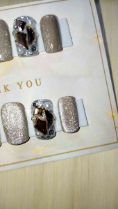 เล็บปลอมpvc.เจลแท้ เล็บpvc.พร้อมแปะฟรีกาวตะไบ เล็บสีน้ำตาลเทาลูกแก้วสลับเพชรทรงเหลี่ยมกลางm *รับไซต์อื่นแจ้งที่ช่องแชทค่ะ