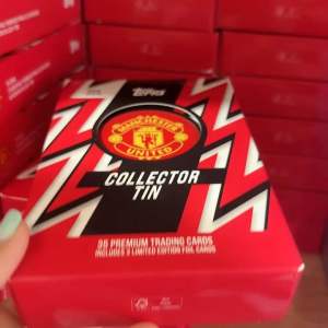 [ Manchester United Fan Set Tin ] Topps FC Manchester United MU Fan Set Tin Hộp Thẻ Cầu Thủ MU 2025/26 25/26 (35 Thẻ)