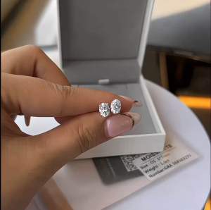 Reraya ต่างหู Oval 1 กะรัต เงินแท้ 92.5% ชุบทองคำขาว14k ฝังเพชร Moissanite (โมอีส) พร้อมใบเซอร์GRA-B5467