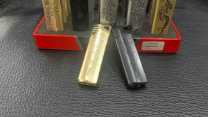 ( shop bán giá sỉ tặng phụ kiện) Bật lửa khè tia xanh nhỏ XF-5803 Hoa tiết hình rồng Thân nhỏ gọn mỏng vỏ bằng kim loại sang trọng và cao cấp. Shop tặng đầu bơm + thẻ bảo hành