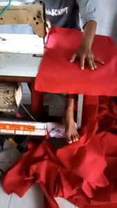 Korset Kain Beungkung Merah Pascamelahirkan: Panjang 5 Meter & Lebar 40 Cm