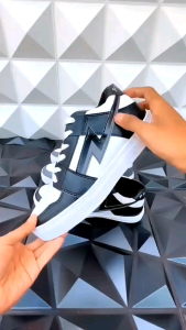 Sneaker Pria: Sepatu Santai Kerja & Formal\\n\\nSneaker pria adalah sepatu yang populer dan nyaman digunakan dalam berbagai situasi, baik untuk aktivitas santai maupun formal. Dalam artikel ini, kita akan membahas tentang sepatu santai pria kerja, sepatu formal pria, serta cara memilih sepatu yang tepat untuk kantor dan aktivitas sehari-hari.\\n\\n Apa Itu Sepatu Santai Pria Kerja?\\n\\nSepatu santai pria kerja adalah sepatu yang dirancang untuk digunakan dalam lingkungan kerja yang lebih santai, seperti di kantor-kantor modern atau start-up. Sepatu santai pria kerja biasanya terbuat dari bahan kulit sintesis yang ringan dan nyaman, serta memiliki desain yang sederhana namun tetap elegan.\\n\\n Jenis Sepatu Santai Pria Kerja\\n\\nAda beberapa jenis sepatu santai pria kerja yang populer, antara lain:\\n\\n- **Sneaker**: Sepatu sneakers biasanya memiliki desain yang lebih casual dan cocok untuk digunakan di lingkungan kerja yang santai.\\n- **Loafers**: Loafers adalah sepatu tanpa tali yang cocok untuk digunakan di lingkungan kerja yang lebih formal namun tetap santai.\\n- **Moccasins**: Moccasins adalah sepatu tanpa tali yang memiliki desain yang lebih kasual dan cocok untuk digunakan di lingkungan kerja yang santai.\\n\\n Kelebihan Sepatu Santai Pria Kerja\\n\\nBeberapa kelebihan sepatu santai pria kerja antara lain:\\n\\n- **Nyaman**: Sepatu santai pria kerja dirancang untuk memberikan kenyamanan maksimal saat digunakan dalam jangka waktu yang lama.\\n- **Praktis**: Sepatu santai pria kerja biasanya mudah dipakai dan dilepas, sehingga memudahkan penggunaannya.\\n- **Elegan**: Meskipun dirancang untuk digunakan dalam lingkungan kerja yang santai, sepatu santai pria kerja tetap memiliki desain yang elegan dan modern.\\n\\n Apa Itu Sepatu Formal Pria?\\n\\nSepatu formal pria adalah sepatu yang dirancang untuk digunakan dalam lingkungan kerja yang lebih formal, seperti di kantor-kantor tradisional atau acara-acara formal lainnya. Sepatu formal pria biasanya terbuat dari bahan kulit sintesis yang ringan dan nyaman, serta memiliki desain yang sederhana namun tetap elegan.\\n\\n Jenis Sepatu Formal Pria\\n\\nAda beberapa jenis sepatu formal pria yang populer, antara lain:\\n\\n- **Oxford**: Oxford adalah sepatu formal pria yang memiliki tali dan desain yang sederhana namun tetap elegan.\\n- **Derby**: Derby adalah sepatu formal pria yang memiliki tali dan desain yang lebih kasual dibandingkan Oxford.\\n- **Monk Strap**: Monk Strap adalah sepatu formal pria yang memiliki tali dan desain yang lebih elegan dibandingkan Oxford dan Derby.\\n\\n Kelebihan Sepatu Formal Pria\\n\\nBeberapa kelebihan sepatu formal pria antara lain:\\n\\n- **Elegan**: Sepatu formal pria memiliki desain yang sederhana namun tetap elegan, sehingga cocok untuk digunakan dalam lingkungan kerja yang formal.\\n- **Praktis**: Sepatu formal pria biasanya mudah dipakai dan dilepas, sehingga memudahkan penggunaannya.\\n- **Tahan Lama**: Sepatu formal pria biasanya terbuat dari bahan kulit sintesis yang tahan lama dan mudah dirawat.\\n\\n Bagaimana Memilih Sepatu Santai untuk Kantor?\\n\\nUntuk memilih sepatu santai yang tepat untuk kantor, ada beberapa hal yang perlu dipertimbangkan, antara lain:\\n\\n- **Bahan**: Pilih sepatu santai yang terbuat dari bahan kulit sintesis yang ringan dan nyaman.\\n- **Desain**: Pilih sepatu santai yang memiliki desain yang sederhana namun tetap elegan.\\n- **Ukuran**: Pastikan ukuran sepatu santai yang dipilih sesuai dengan ukuran kaki.\\n\\n Tips Memilih Sepatu Santai untuk Kantor\\n\\nBerikut ini beberapa tips memilih sepatu santai untuk kantor:\\n\\n- **Perhatikan bahan**: Pilih sepatu santai yang terbuat dari bahan kulit sintesis yang ringan dan nyaman.\\n- **Perhatikan desain**: Pilih sepatu santai yang memiliki desain yang sederhana namun tetap elegan.\\n- **Coba sepatu**: Cobalah sepatu sebelum membelinya untuk memastikan ukuran yang pas.\\n\\n Kelebihan Sepatu Santai untuk Kantor\\n\\nBeberapa kelebihan sepatu santai untuk kantor antara lain:\\n\\n- **Nyaman**: Sepatu santai dirancang untuk memberikan kenyamanan maksimal saat digunakan dalam jangka waktu yang lama.\\n- **Praktis**: Sepatu santai biasanya mudah dipakai dan dilepas, sehingga memudahkan penggunaannya.\\n- **Elegan**: Meskipun dirancang untuk digunakan dalam lingkungan kerja yang santai, sepatu santai tetap memiliki desain yang elegan dan modern.\\n\\n Bagaimana Memilih Sneaker Pria Nyaman?\\n\\nUntuk memilih sneaker pria yang nyaman, ada beberapa hal yang perlu dipertimbangkan, antara lain:\\n\\n- **Bahan**: Pilih sneaker pria yang terbuat dari bahan kulit sintesis yang ringan dan nyaman.\\n- **Desain**: Pilih sneaker pria yang memiliki desain yang sederhana namun tetap elegan.\\n- **Ukuran**: Pastikan ukuran sneaker pria yang dipilih sesuai dengan ukuran kaki.\\n\\n Tips Memilih Sneaker Pria Nyaman\\n\\nBerikut ini beberapa tips memilih sneaker pria nyaman:\\n\\n- **Perhatikan bahan**: Pilih sneaker pria yang terbuat dari bahan kulit sintesis yang ringan dan nyaman.\\n- **Perhatikan desain**: Pilih sneaker pria yang memiliki desain yang sederhana namun tetap elegan.\\n- **Coba sneaker**: Cobalah sneaker sebelum membelinya untuk memastikan ukuran yang pas.\\n\\n Kelebihan Sneaker Pria Nyaman\\n\\nBeberapa kelebihan sneaker pria nyaman antara lain:\\n\\n- **Nyaman**: Sneaker pria dirancang untuk memberikan kenyamanan maksimal saat digunakan dalam jangka waktu yang lama.\\n- **Praktis**: Sneaker pria biasanya mudah dipakai dan dilepas, sehingga memudahkan penggunaannya.\\n- **Elegan**: Meskipun dirancang untuk digunakan dalam lingkungan kerja yang santai, sneaker pria tetap memiliki desain yang elegan dan modern.\\n\\n Bagaimana Memilih Sepatu Formal Kasual?\\n\\nUntuk memilih sepatu formal kasual yang tepat, ada beberapa hal yang perlu dipertimbangkan, antara lain:\\n\\n- **Bahan**: Pilih sepatu formal kasual yang terbuat dari bahan kulit sintesis yang ringan dan nyaman.\\n- **Desain**: Pilih sepatu formal kasual yang memiliki desain yang sederhana namun tetap elegan.\\n- **Ukuran**: Pastikan ukuran sepatu formal kasual yang dipilih sesuai dengan ukuran kaki.\\n\\n Tips Memilih Sepatu Formal Kasual\\n\\nBerikut ini beberapa tips memilih sepatu formal kasual:\\n\\n- **Perhatikan bahan**: Pilih sepatu formal kasual yang terbuat dari bahan kulit sintesis yang ringan dan nyaman.\\n- **Perhatikan desain**: Pilih sepatu formal kasual yang memiliki desain yang sederhana namun tetap elegan.\\n- **Coba sepatu**: Cobalah sepatu sebelum membelinya untuk memastikan ukuran yang pas.\\n\\n Kelebihan Sepatu Formal Kasual\\n\\nBeberapa kelebihan sepatu formal kasual antara lain:\\n\\n- **Nyaman**: Sepatu formal kasual dirancang untuk memberikan kenyamanan maksimal saat digunakan dalam jangka waktu yang lama.\\n- **Praktis**: Sepatu formal kasual biasanya mudah dipakai dan dilepas, sehingga memudahkan penggunaannya.\\n- **Elegan**: Meskipun dirancang untuk digunakan dalam lingkungan kerja yang santai, sepatu formal kasual tetap memiliki des