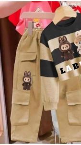 SETELAN SWEATER CROP ANAK PEREMPUAN MOTIF LABUBU/SETELAN LABUBU SALUR ANAK CEWEK VIRAL