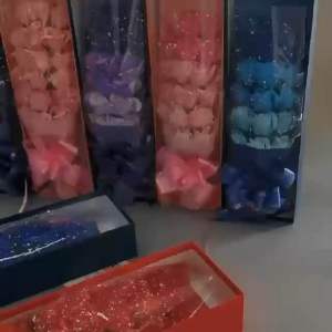 ดอกกุหลาบ18ดอก พร้อมกล่อง 🌹 (แถมฟรีการ์ดอวยพร+สติ๊กเกอร์หัวใจ) พร้อมส่งจากไทย