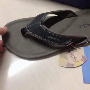 ดิฉันติดเชื้อรองเท้าแตะหูคีบ Deblu - รุ่น M7805 สีดำ สีแทน สีน้ำตาล มีเก็บปลายทาง