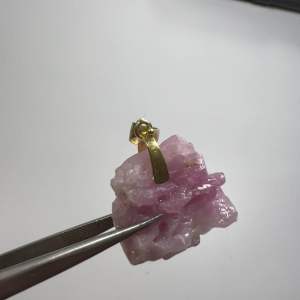 24500-TINH THỂ RUBY HỒNG NHẠT ( THIÊN NHIÊN ) KHÔNG XỬ LÝ MÓC BẠC XI VÀNG.